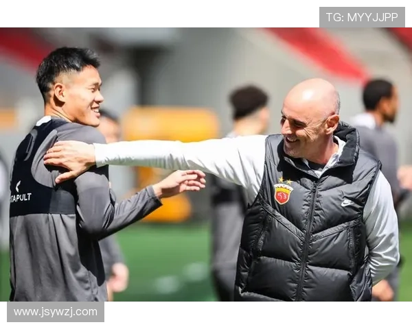 海港新闻官分享球队全家福穆斯卡特居中六名外援齐聚一堂